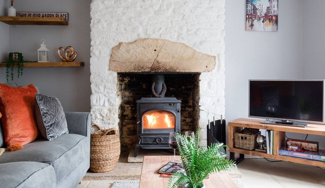 Hillside Cottage - sleeps 5 guests in 3 bedrooms