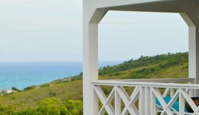 Hilltop Cottage w/breathtaking view of Atlantic Ocean.