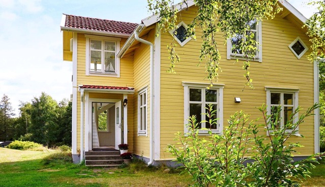 Historic Cottage by Lake Yngern