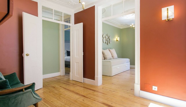 Historical Center, Large 2 Bedroom Apartment, Bright & Stylish,hip Madragoa Area