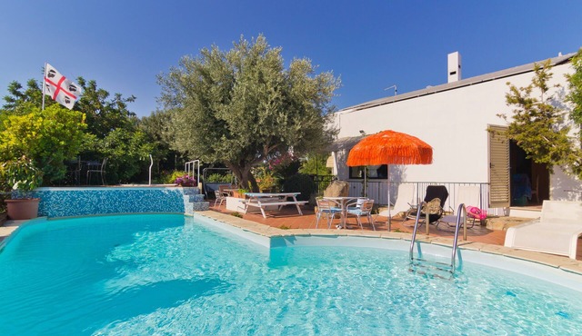 Holiday Apartment "Casa Ginepro" in Villa with Wi-Fi, Courtyard & Pool