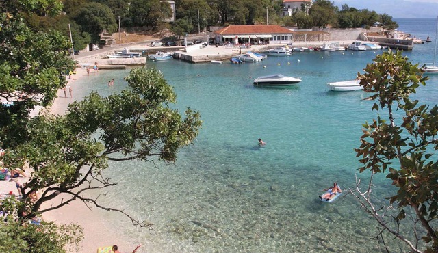 Holiday apartment with swimming pool, air conditioning, satellite TV, internet