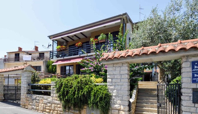 Holiday apartment with terrace and air conditioning