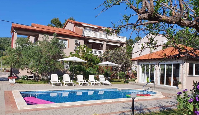Holiday apartment with pool and barbecue