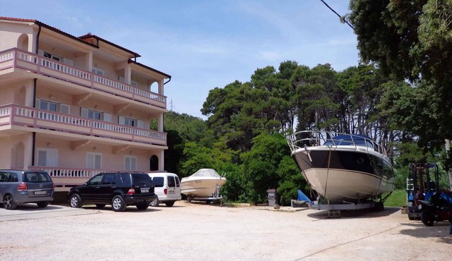 Holiday apartment with air conditioning and barbecue