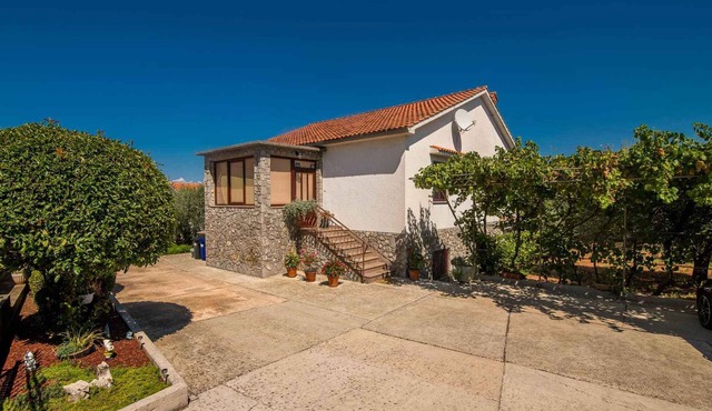 Holiday apartment with garden and barbecue