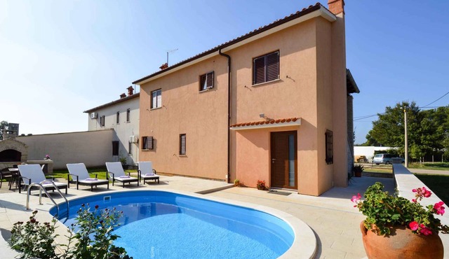 Holiday apartment with air conditioning and pool