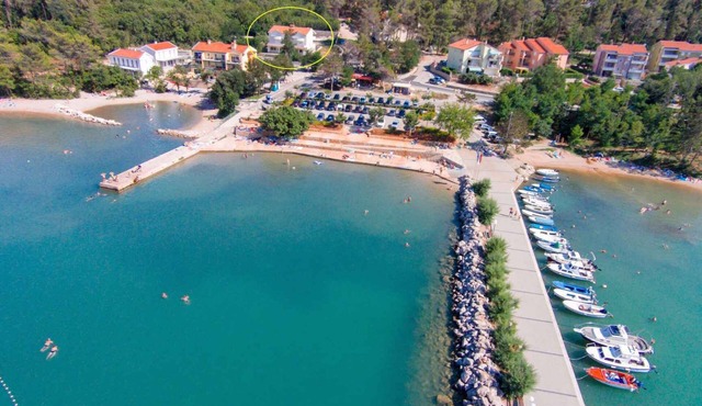 Holiday apartment with air conditioning only 40 m from the beach