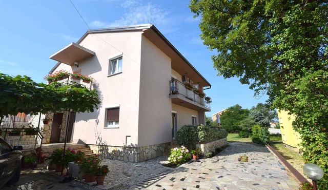 Holiday apartment with terrace and barbecue