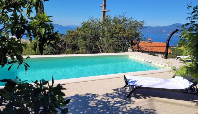 Holiday apartment with large pool and beautiful sea view