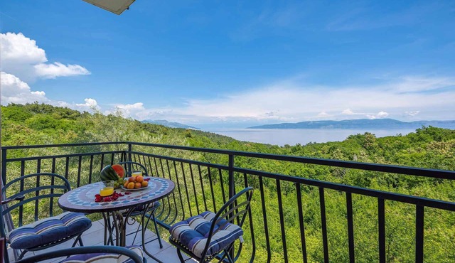 Holiday apartment with outdoor pool, sauna and hot tub