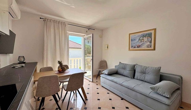 Holiday apartment with sea view 20 m from the coast