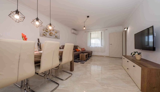 Holiday apartment with sea view and air conditioning