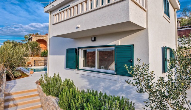 Holiday home Ana with pool, Island Šolta