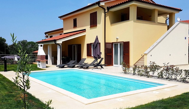 Holiday home for 10 guests with 200m² in Banjole (65272)