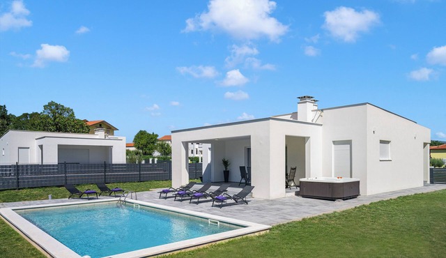 Holiday Home Maris Pool & Jacuzzi, Labin, Croatia