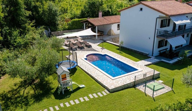 Holiday home with 2 separate apartments, swimming pool and air conditioning