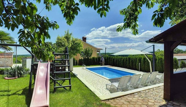 Holiday home with pool and air conditioning