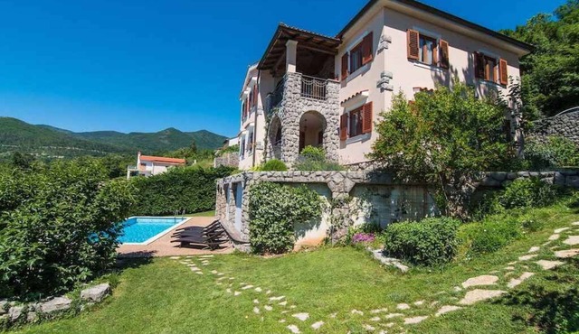 Holiday home with pool, sauna and gym