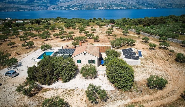 Holiday House Bracuta with private pool