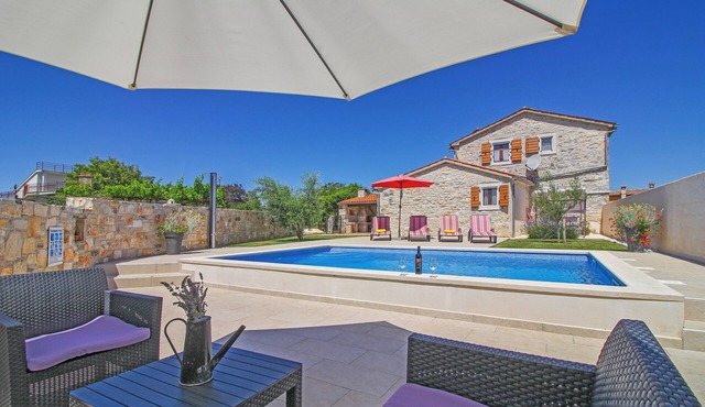Holiday house Dolores * fenced garden, private pool, BBQ, free WiFi