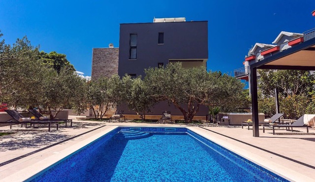 Holiday house Dugi Rat for 1 - 10 persons with 5 bedrooms - Holiday house