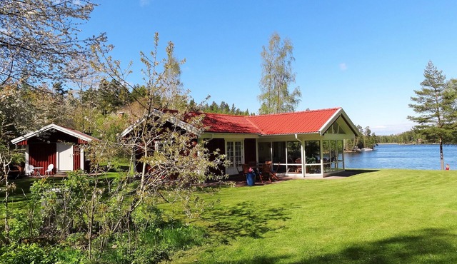Holiday house in a sunny location at the Somme, private jetty and boat, good fishing possibility