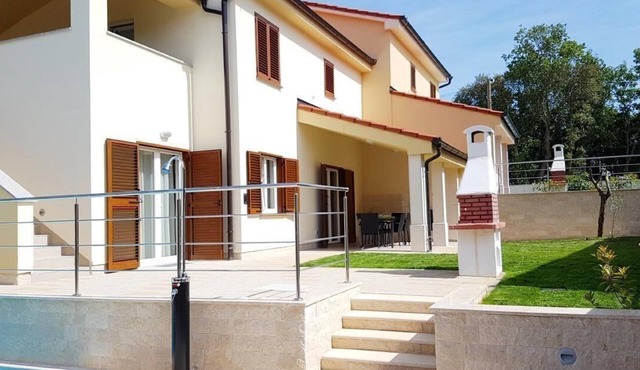 Holiday House in Banjole with Green Garden