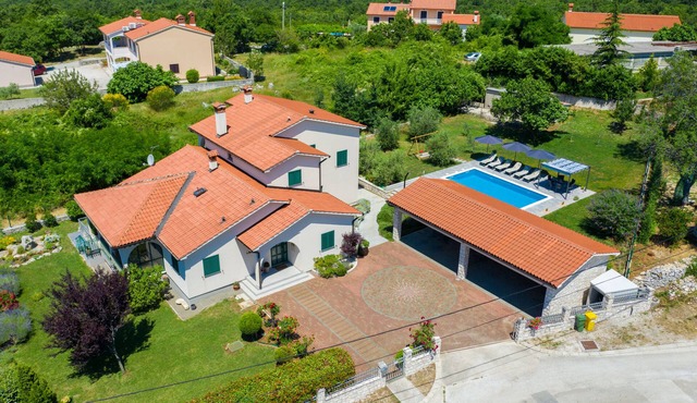 Holiday House OLIVE GROVE with pool and garden
