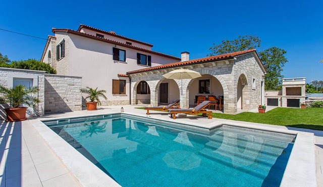 Holiday house with a private swimming pool and garden
