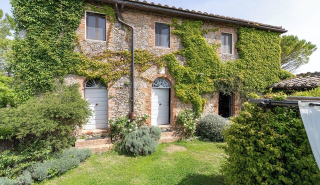 Holiday Villa in Tuscany – Exclusive Rental with Garden & Jacuzzi