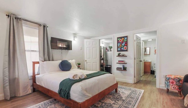 Homey Downstairs Studio Near Downtown and the River
