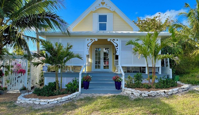 Honeymoon Villa - Enchanting Retreat for Couples in Hope Town Village!
