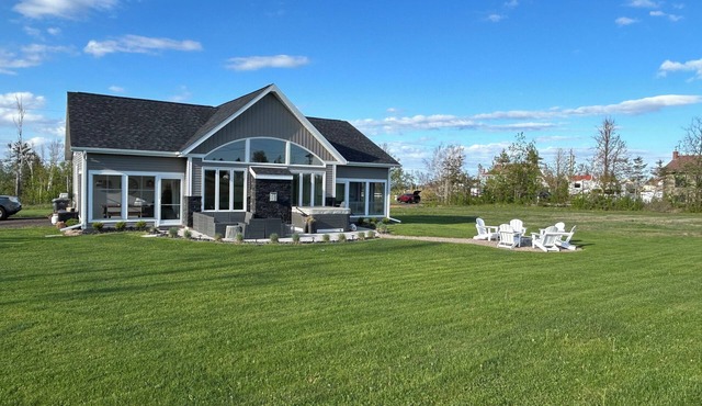 Hot Tub/New 3 Bedroom House/Walk to Beach