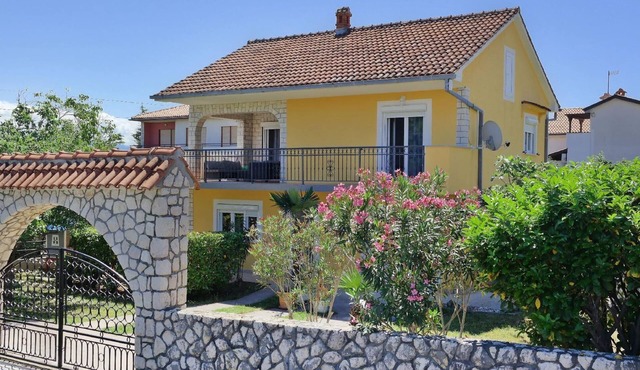 House in Silo with Private Parking