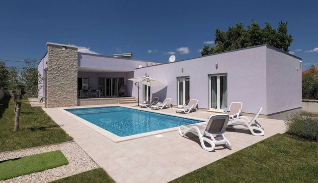 House Lavanda a relaxing retreat with court & sauna