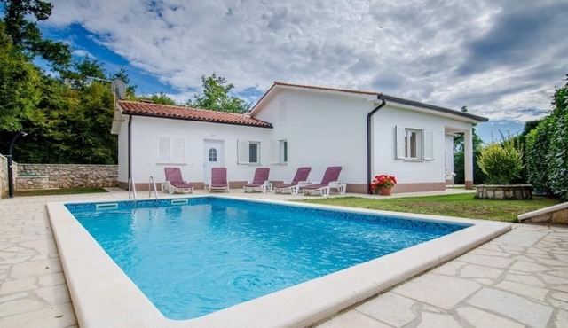 House Mia- privacy and fenced property