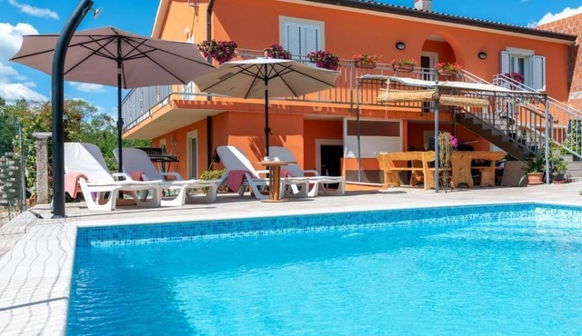 House Orange- Family Friendly Location with Pool and Close to the Sea
