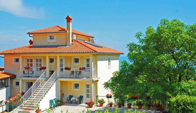 House with 7 apartments in a quiet location, with a beautiful view of the sea