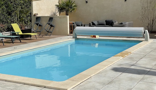 House with heated swimming pool 29°/01 hours 10 PARIS - 8 people MAX
