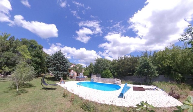 House with pool secluded in lush greenery ideal for couples/families with pets