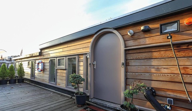 HouseBoat next to AMSTEL in the City Centre (1br)