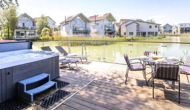 Howells Mere 27, Crane Lodge - Luxury Waterside Home, Spa, Hot Tub, Sleeps 9+2