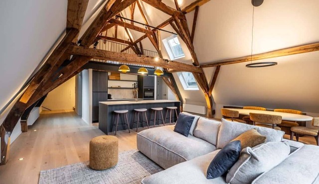 Huswell - City-view loft with wooden beams and mezzanine