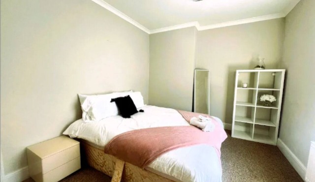 Hyperion- Spacious 4-bedroom house in delightful Newmarket with WiFi