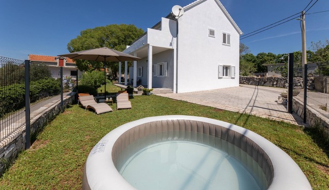 Ideal holiday house, including a heated hot tub and a barbecue