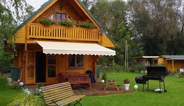 Idyllische Holzhütte mit Wasserzugang und Sauna