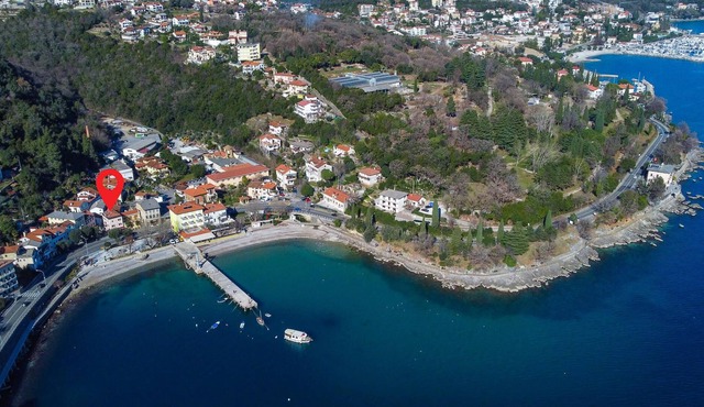 In a beautiful townhouse on the beach of Opatija-Ika welcomes you this modern apartment.