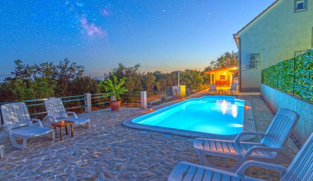 in Opanci mit beheiztem Pool, Parkplatz by Interhome