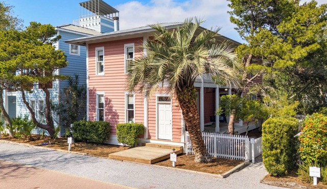 IN SEASIDE - STEPS TO POOL AND PRIVATE BEACH!